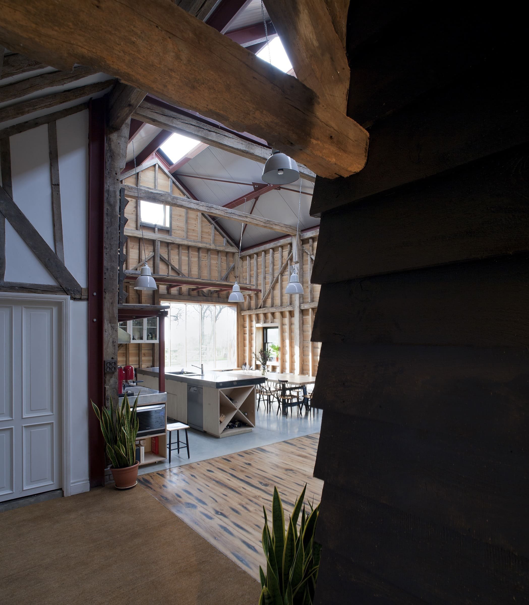 Stodola s podlahou ze starého mostu a stolem z bowlingové dráhy