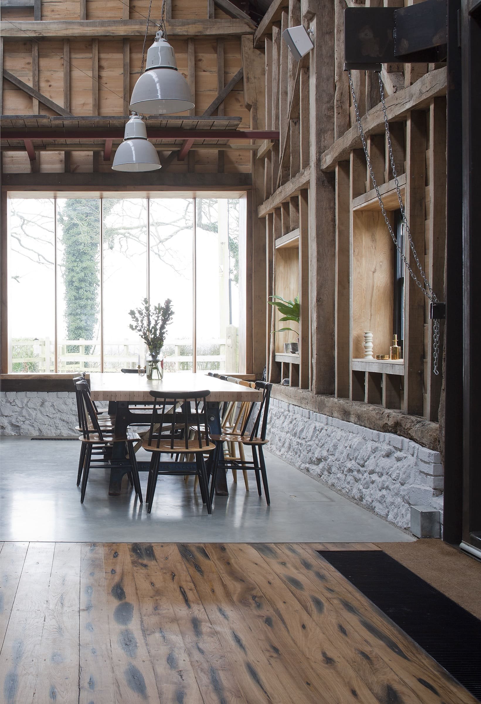 Stodola s podlahou ze starého mostu a stolem z bowlingové dráhy