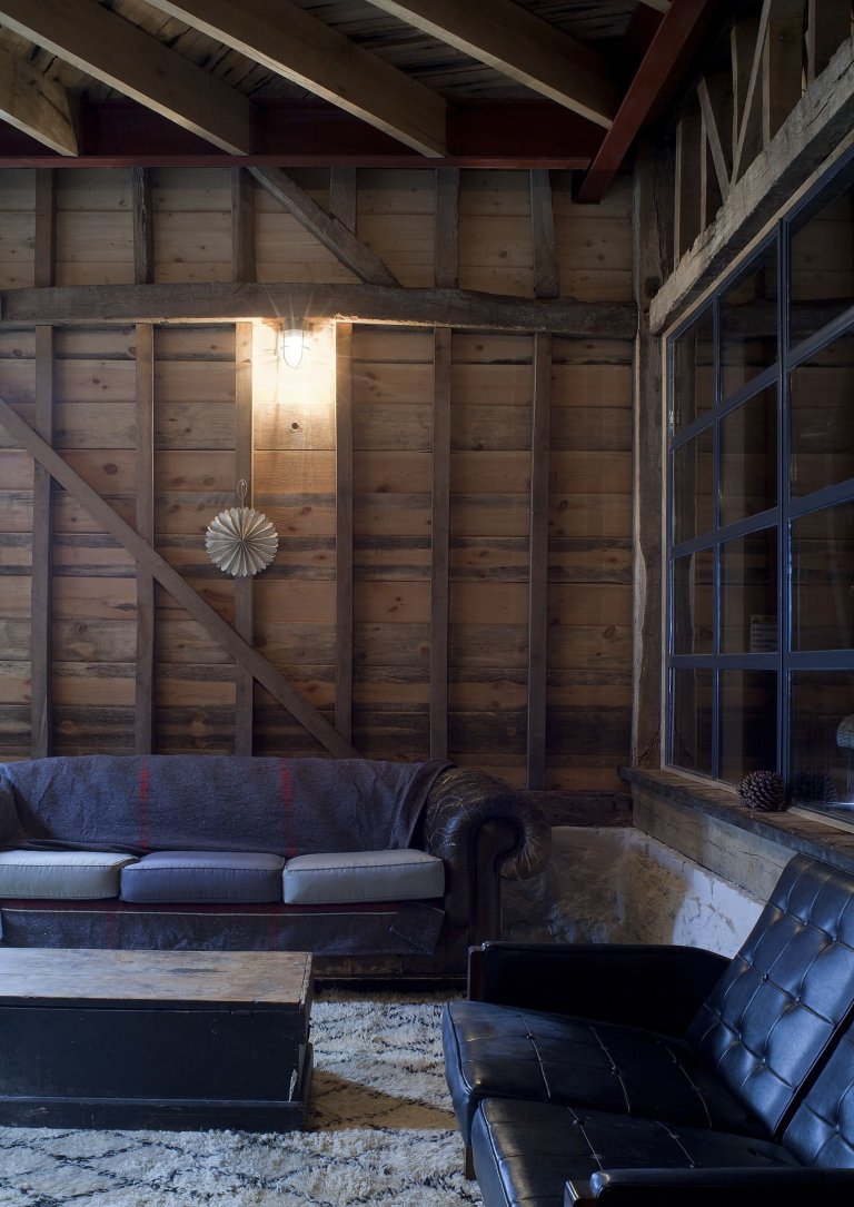 Stodola s podlahou ze starého mostu a stolem z bowlingové dráhy