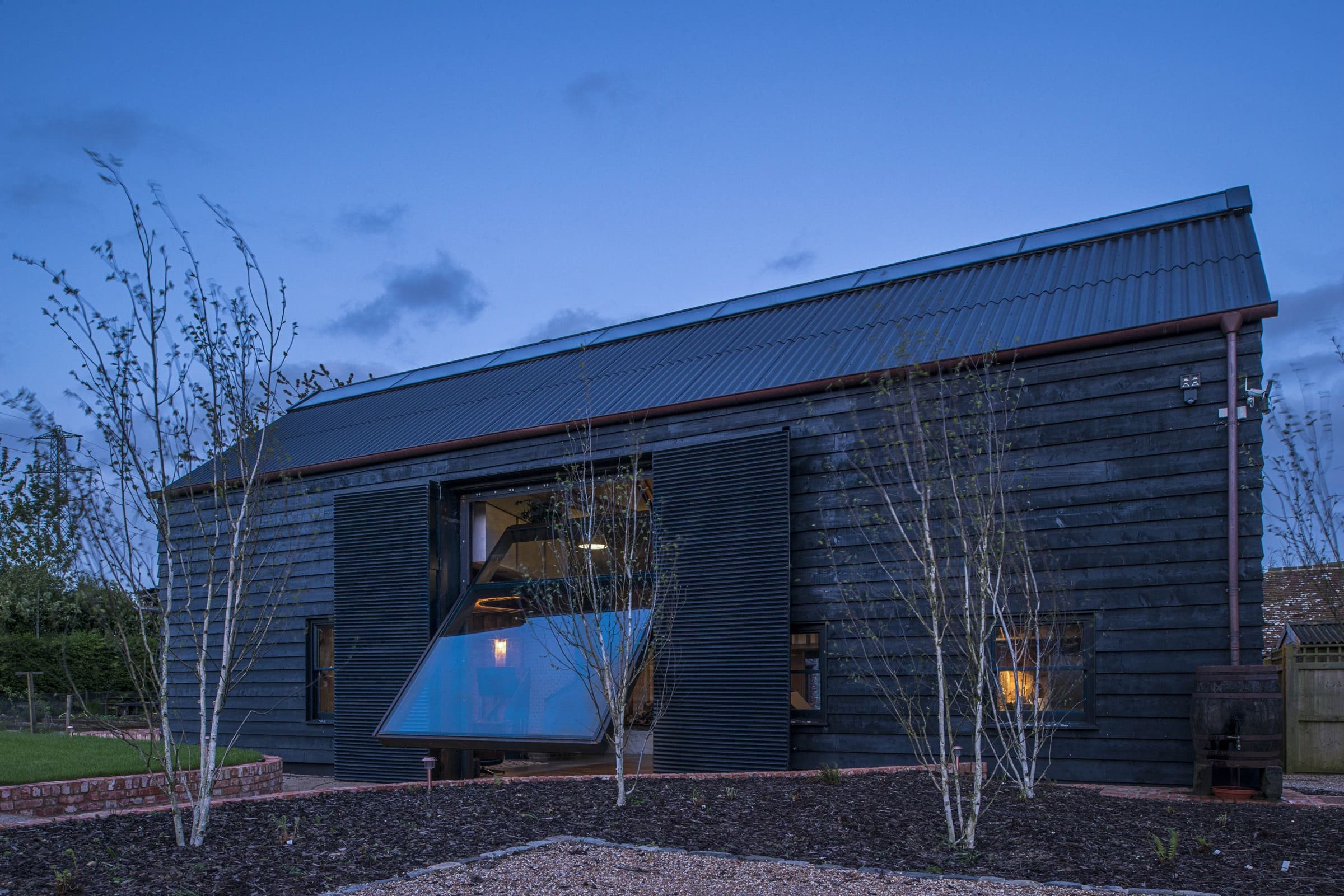 Stodola s podlahou ze starého mostu a stolem z bowlingové dráhy