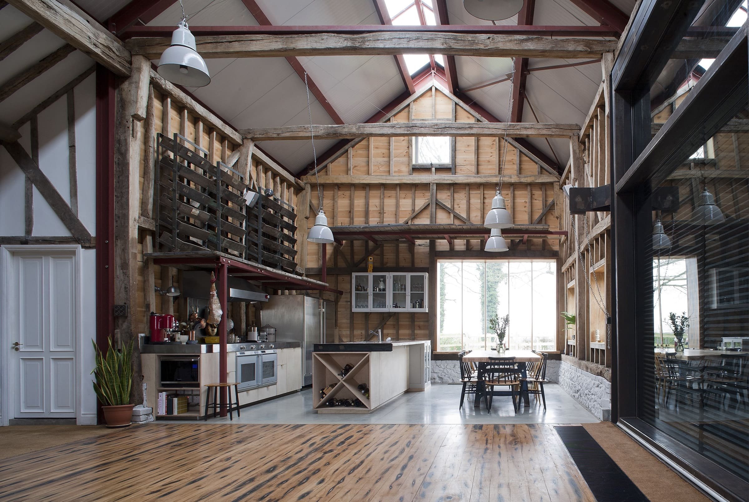 Stodola s podlahou ze starého mostu a stolem z bowlingové dráhy