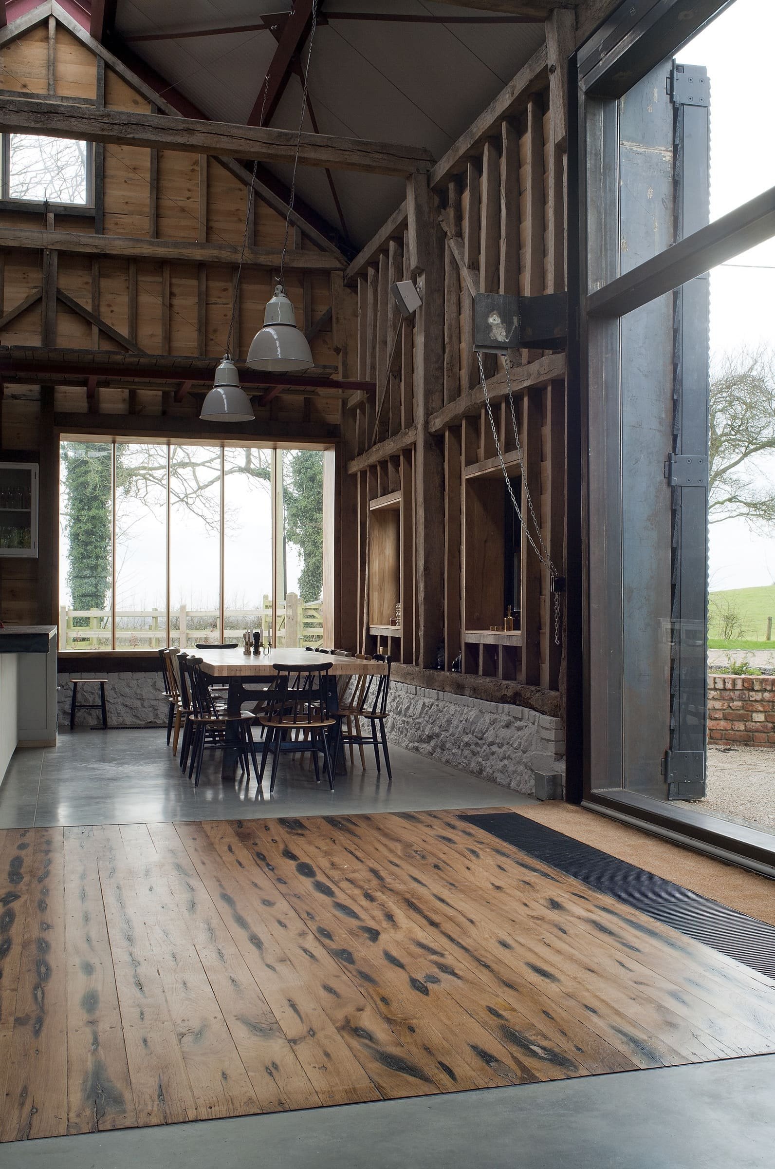 Stodola s podlahou ze starého mostu a stolem z bowlingové dráhy