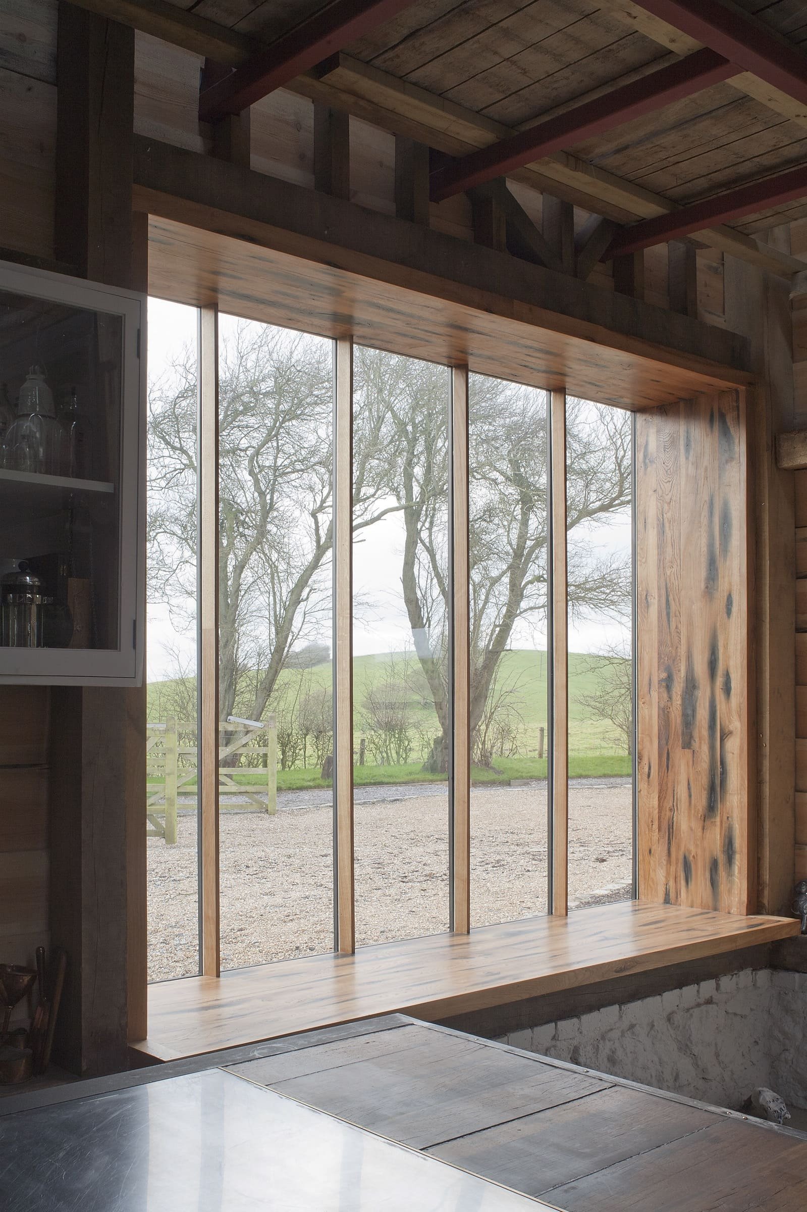 Stodola s podlahou ze starého mostu a stolem z bowlingové dráhy