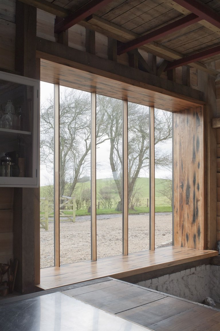 Stodola s podlahou ze starého mostu a stolem z bowlingové dráhy