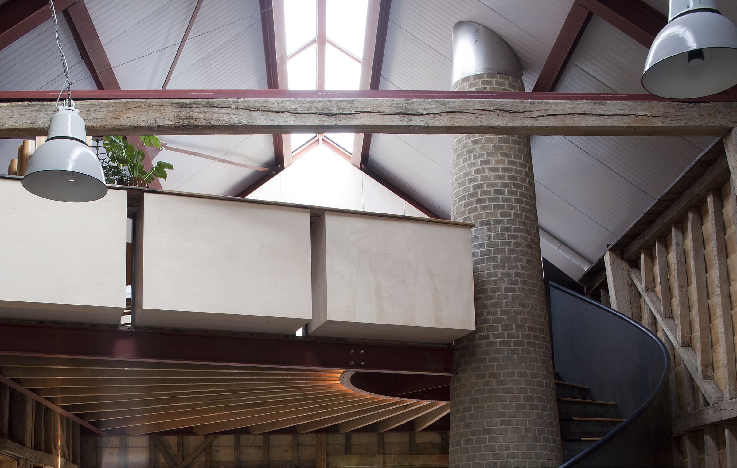 Stodola s podlahou ze starého mostu a stolem z bowlingové dráhy