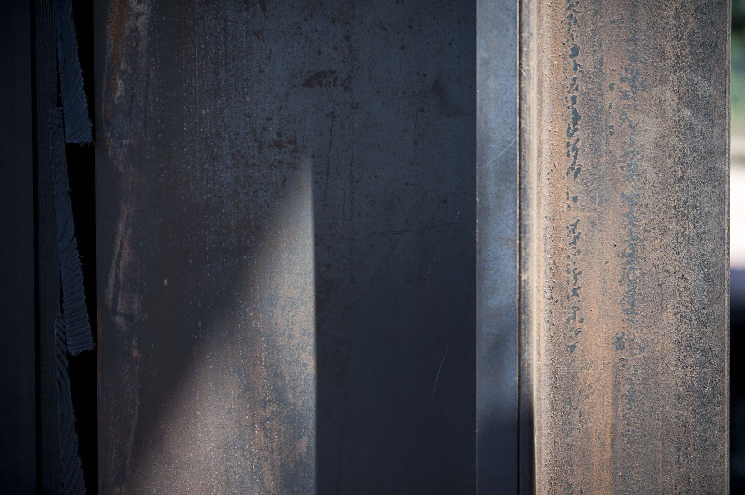 Stodola s podlahou ze starého mostu a stolem z bowlingové dráhy