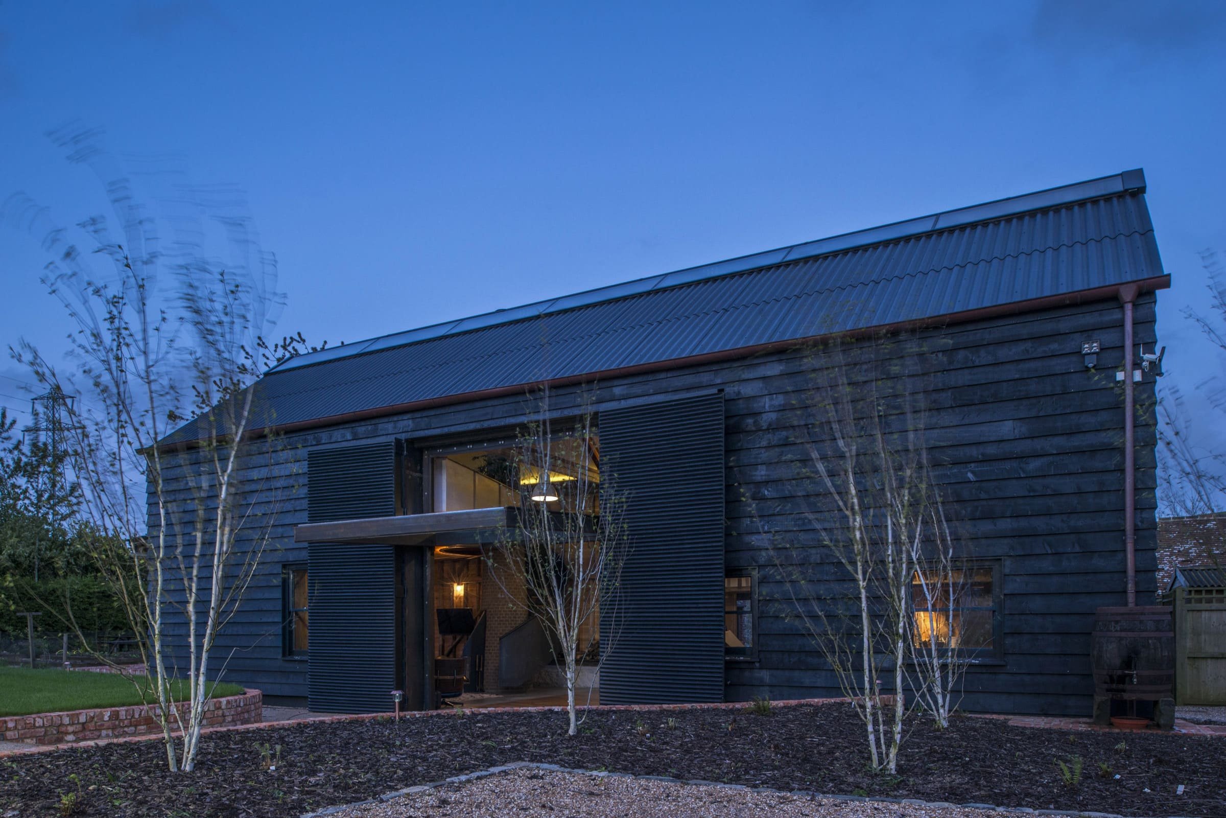 Stodola s podlahou ze starého mostu a stolem z bowlingové dráhy