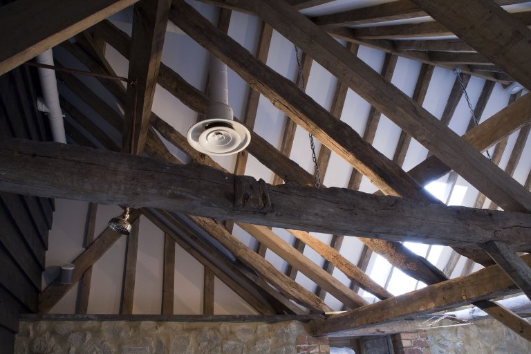 Stodola s podlahou ze starého mostu a stolem z bowlingové dráhy