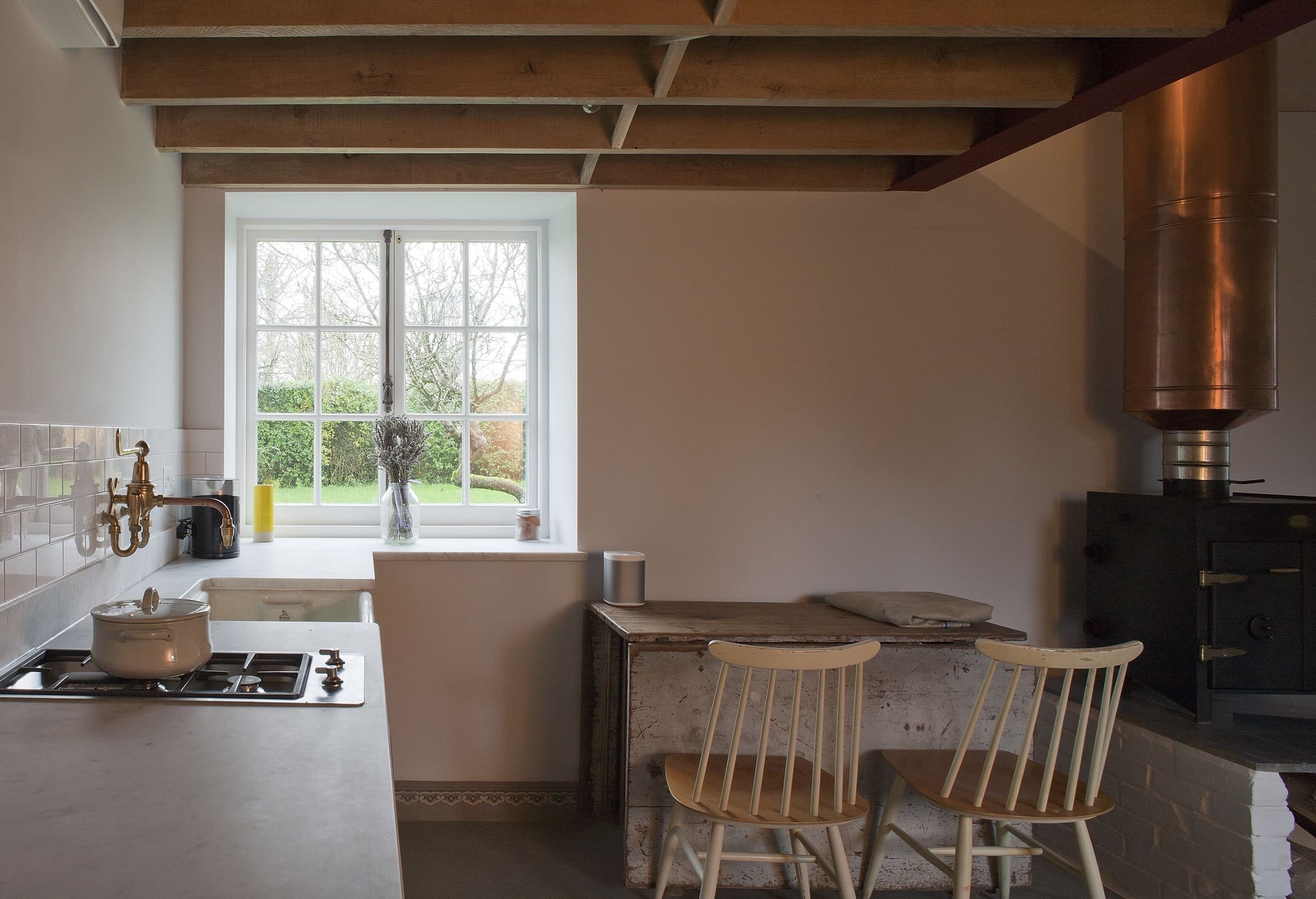 Stodola s podlahou ze starého mostu a stolem z bowlingové dráhy