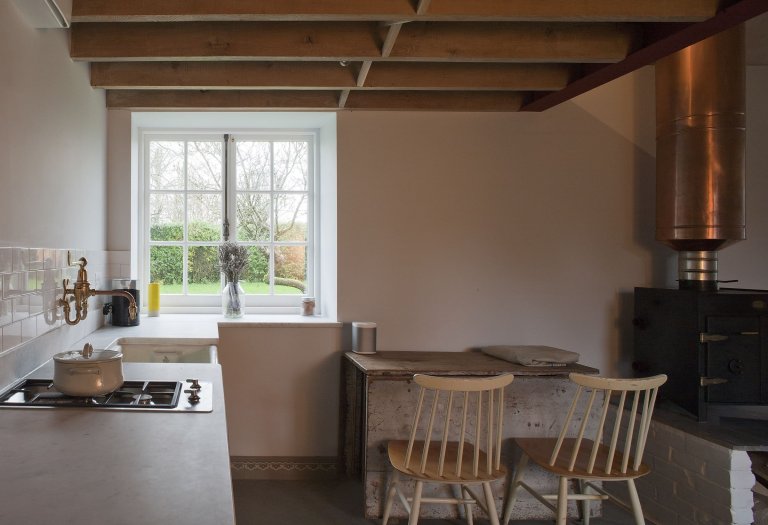 Stodola s podlahou ze starého mostu a stolem z bowlingové dráhy