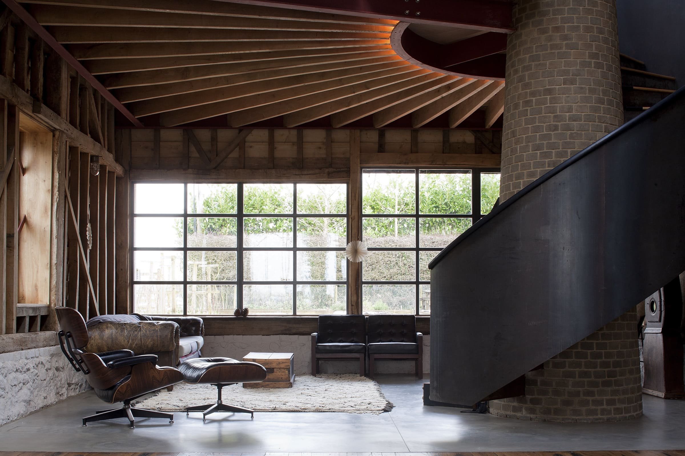 Stodola s podlahou ze starého mostu a stolem z bowlingové dráhy