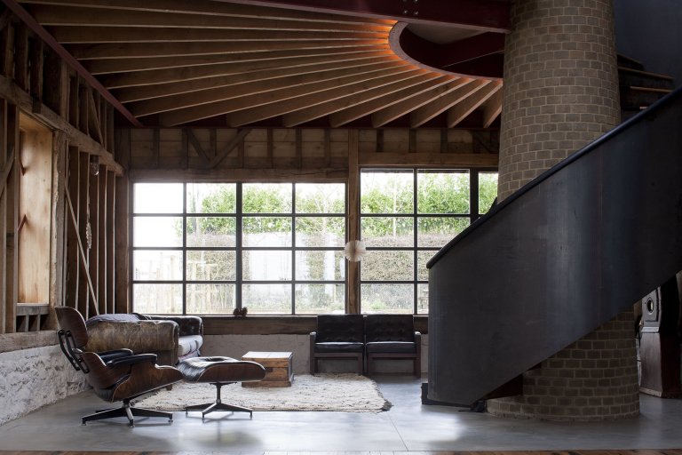 Stodola s podlahou ze starého mostu a stolem z bowlingové dráhy