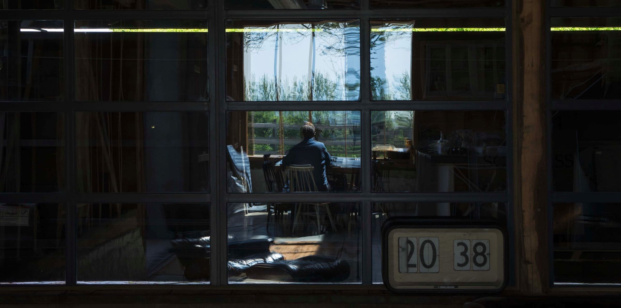 Stodola s podlahou ze starého mostu a stolem z bowlingové dráhy
