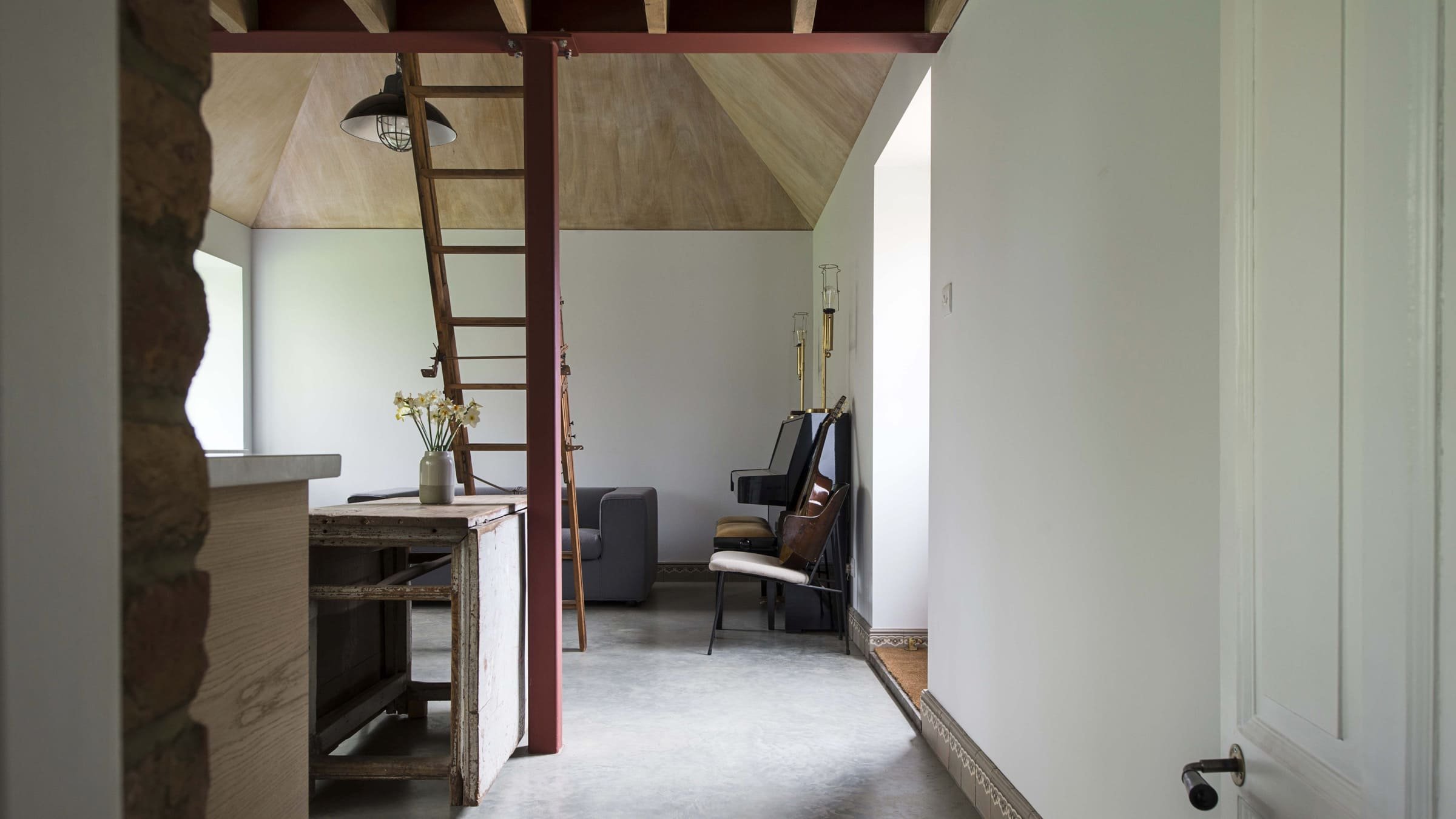 Stodola s podlahou ze starého mostu a stolem z bowlingové dráhy