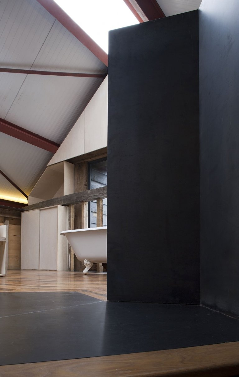 Stodola s podlahou ze starého mostu a stolem z bowlingové dráhy