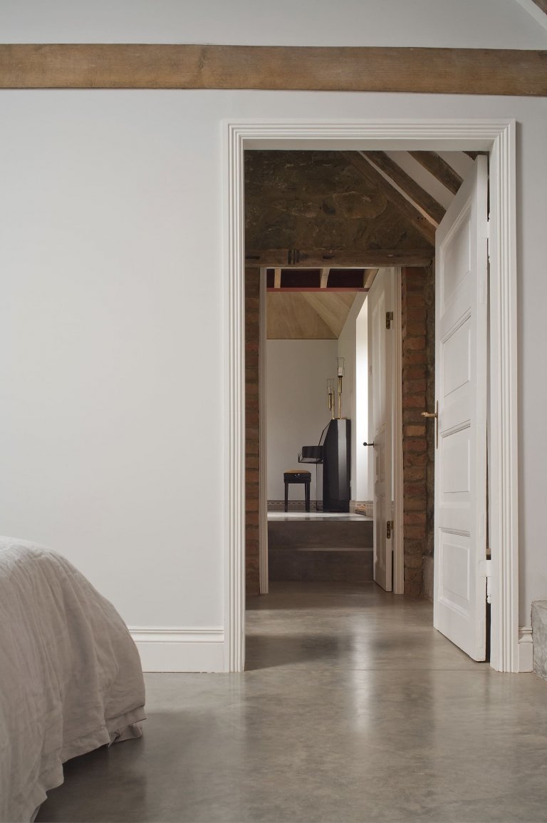 Stodola s podlahou ze starého mostu a stolem z bowlingové dráhy