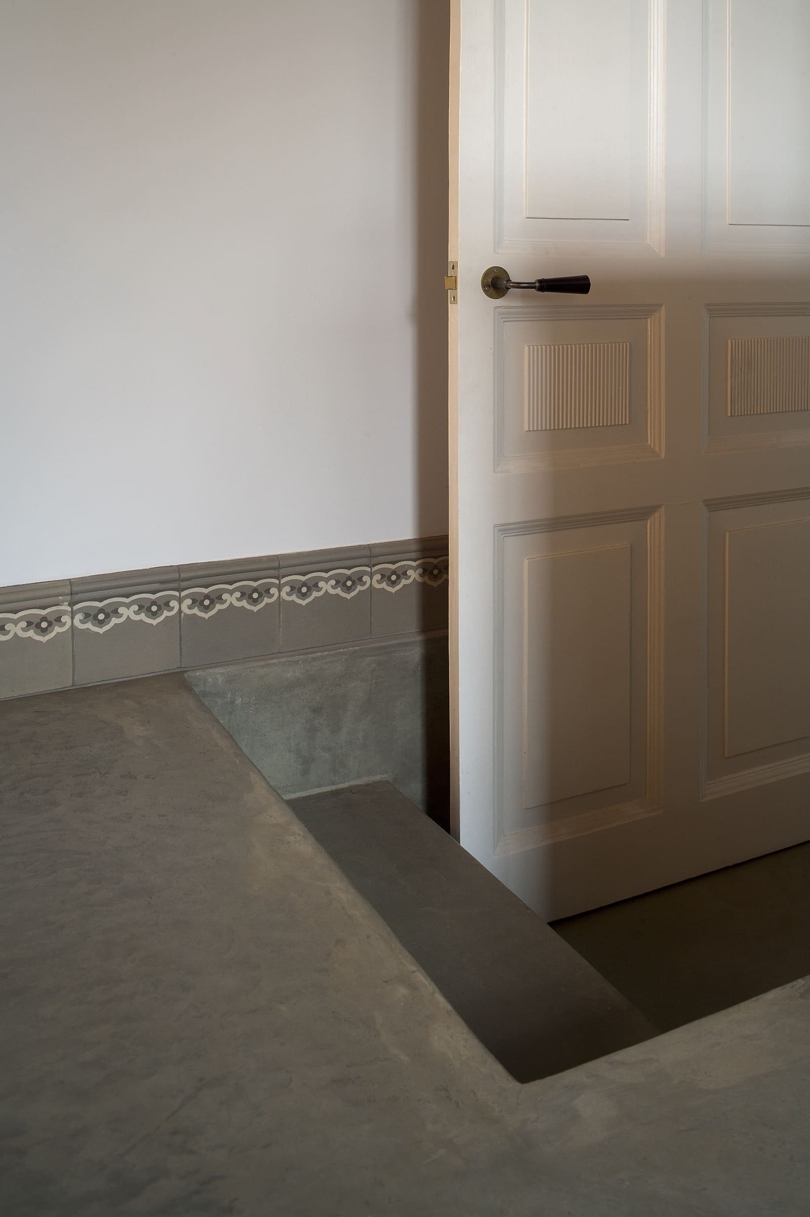 Stodola s podlahou ze starého mostu a stolem z bowlingové dráhy