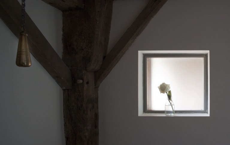 Stodola s podlahou ze starého mostu a stolem z bowlingové dráhy