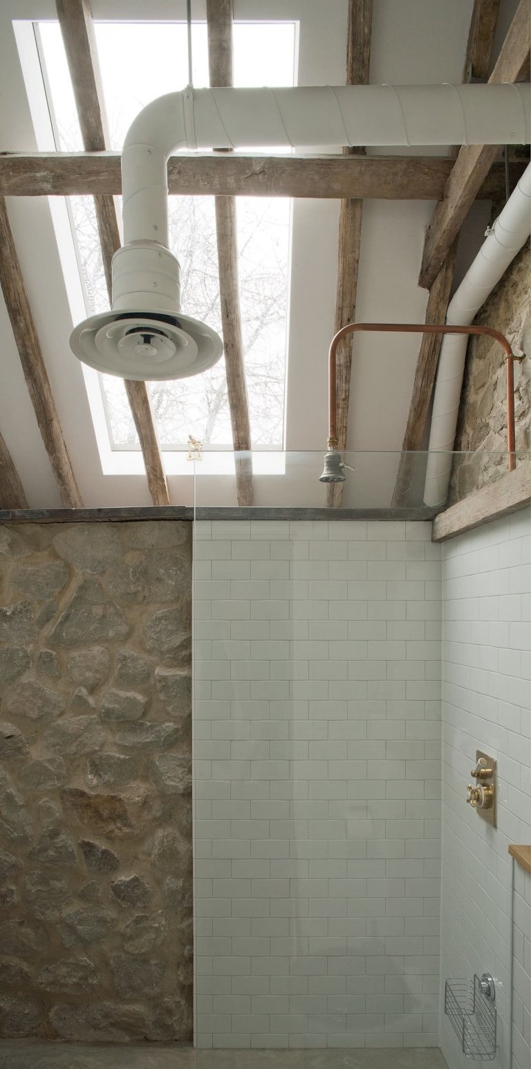 Stodola s podlahou ze starého mostu a stolem z bowlingové dráhy