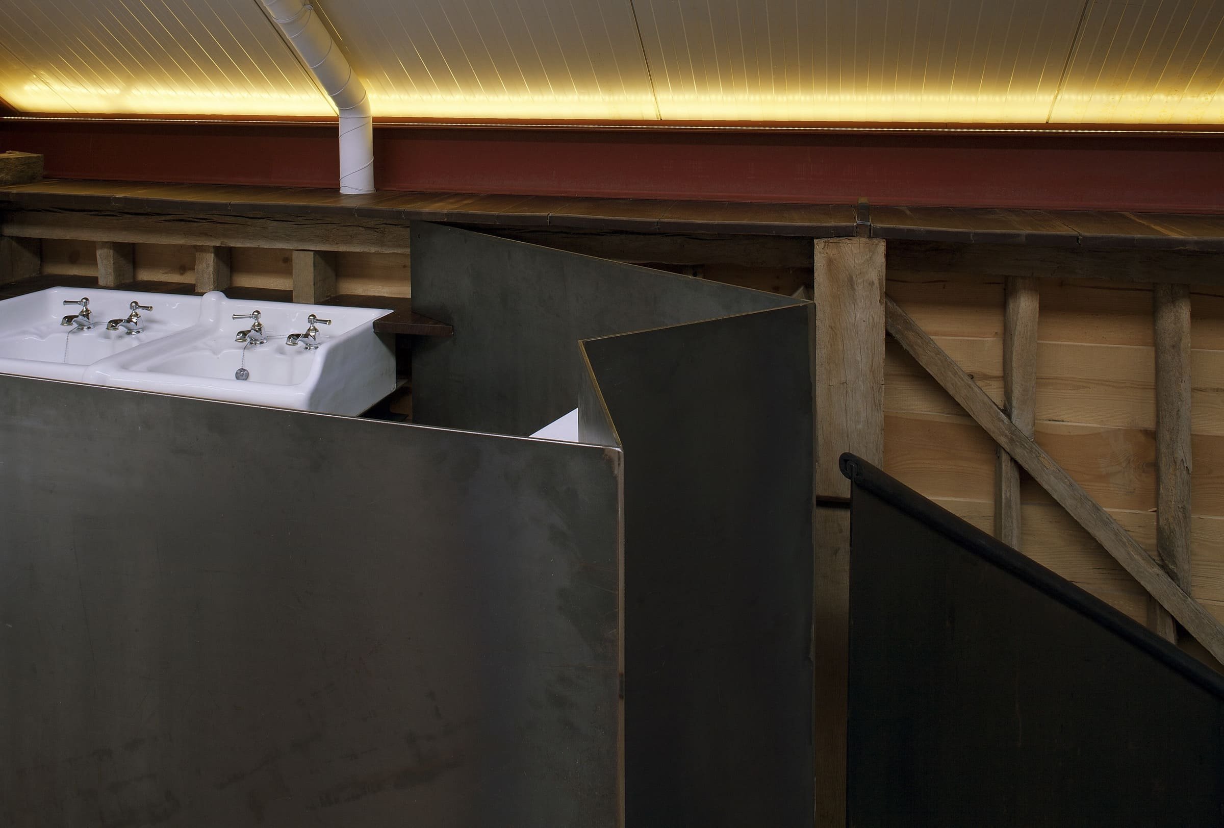 Stodola s podlahou ze starého mostu a stolem z bowlingové dráhy