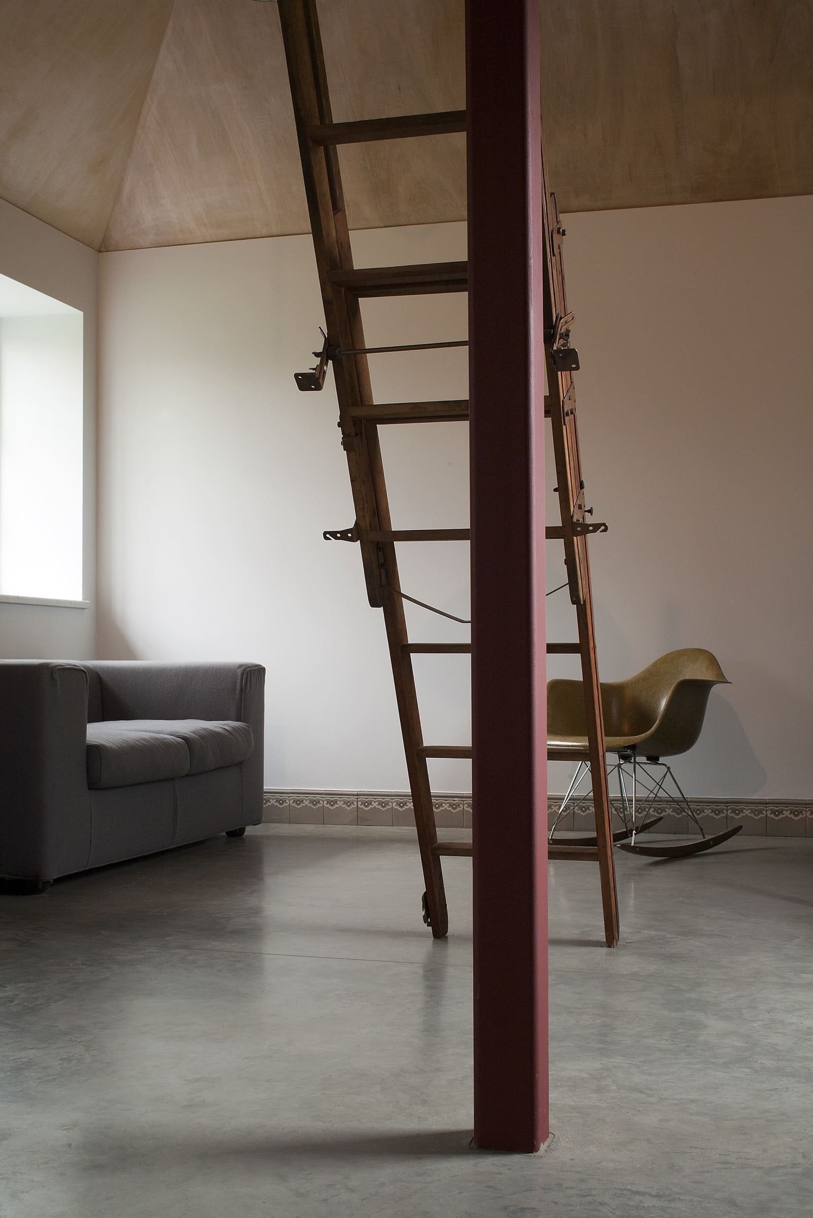 Stodola s podlahou ze starého mostu a stolem z bowlingové dráhy