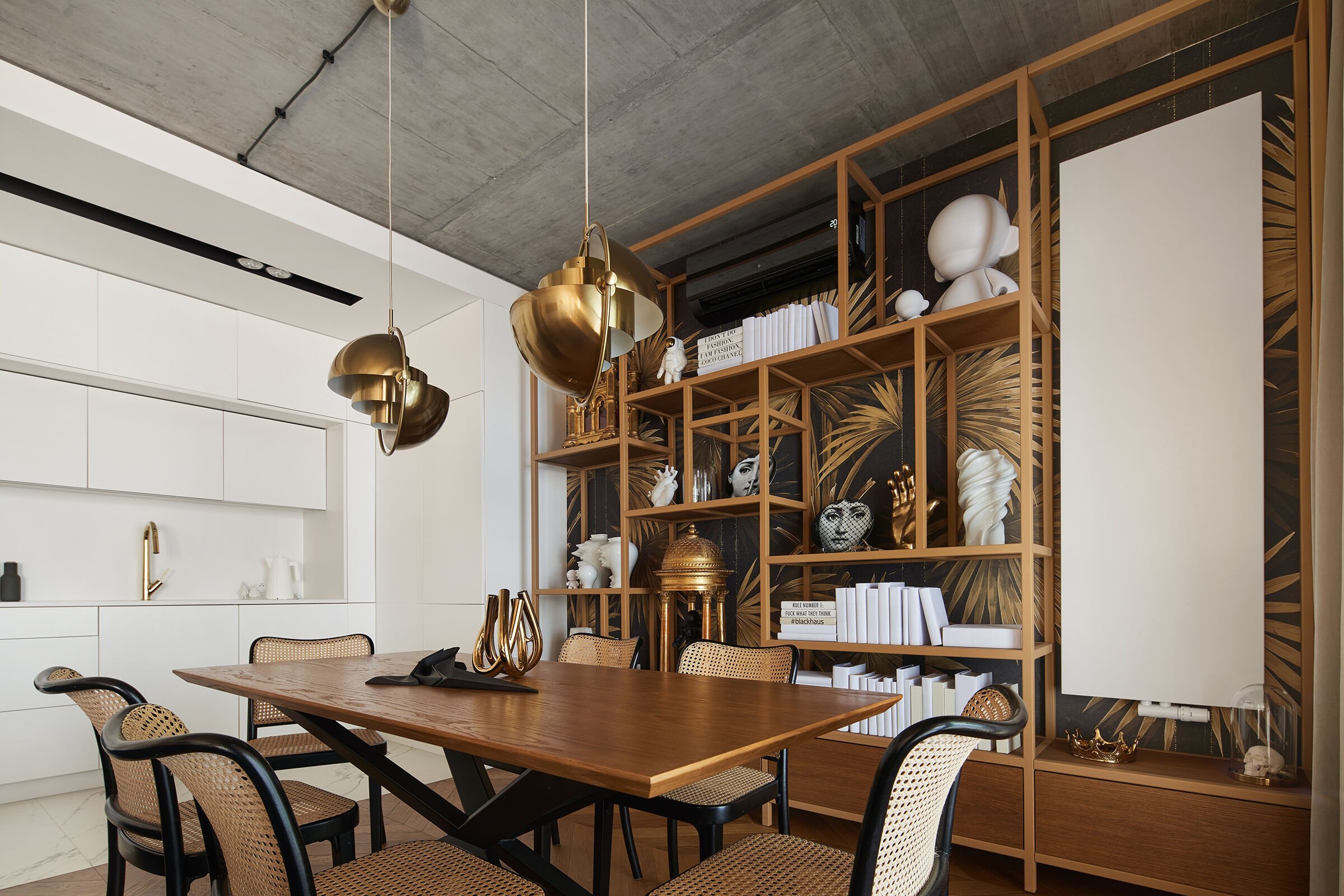 Surový styl a geometrická elegance bytu v Krakově