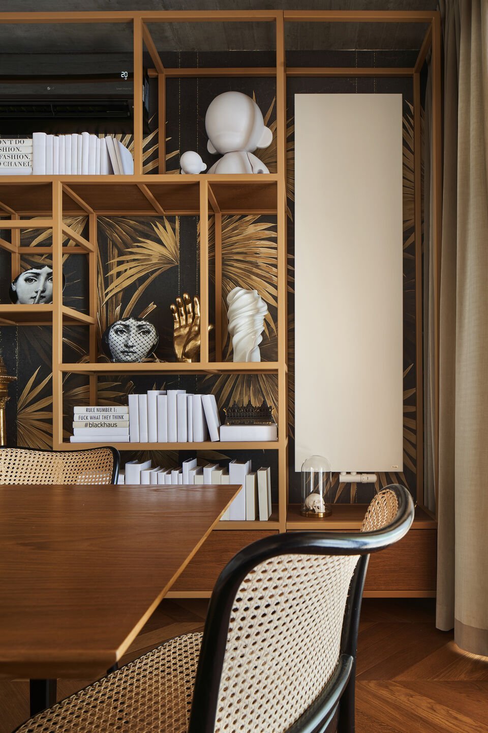 Surový styl a geometrická elegance bytu v Krakově