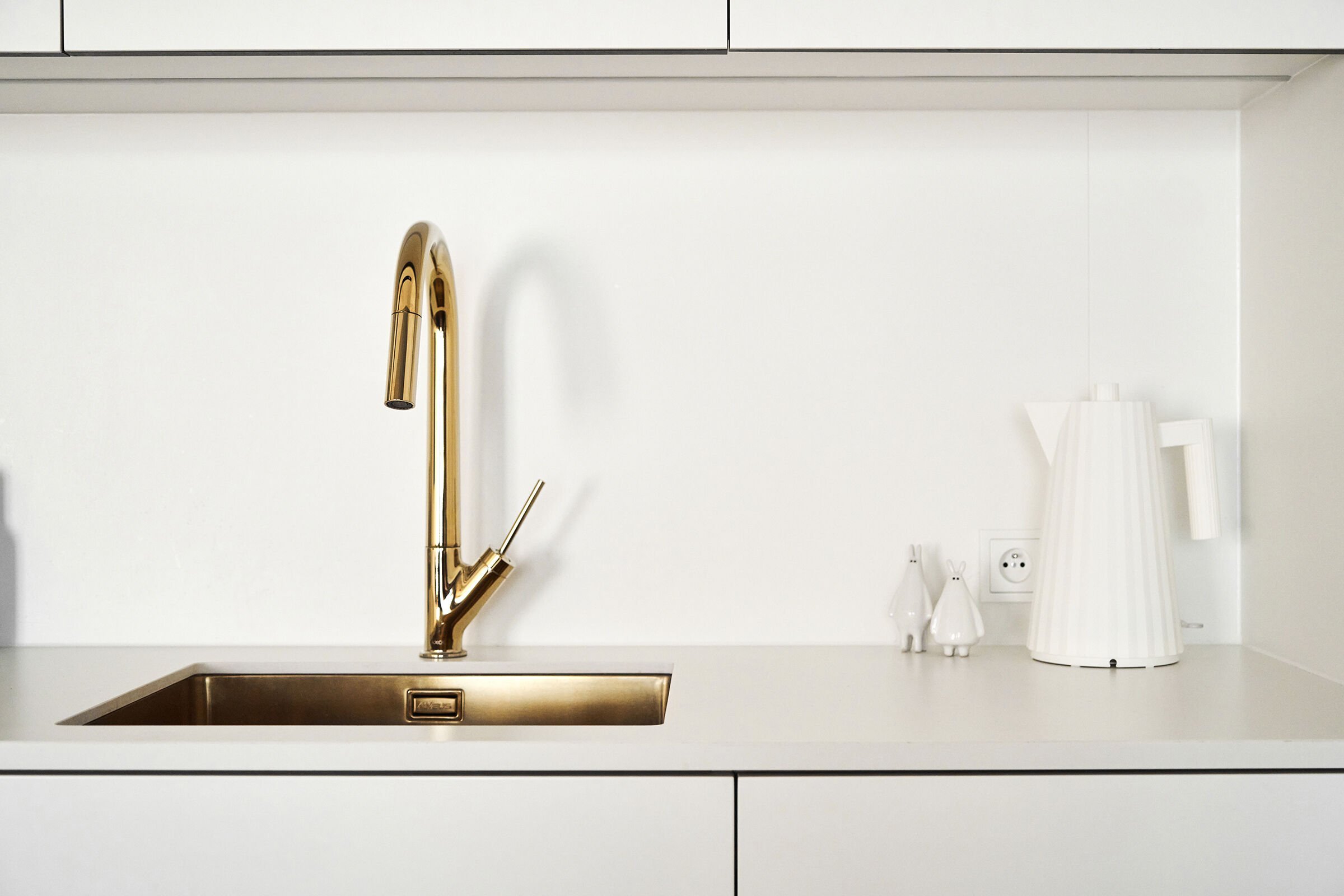 Surový styl a geometrická elegance bytu v Krakově