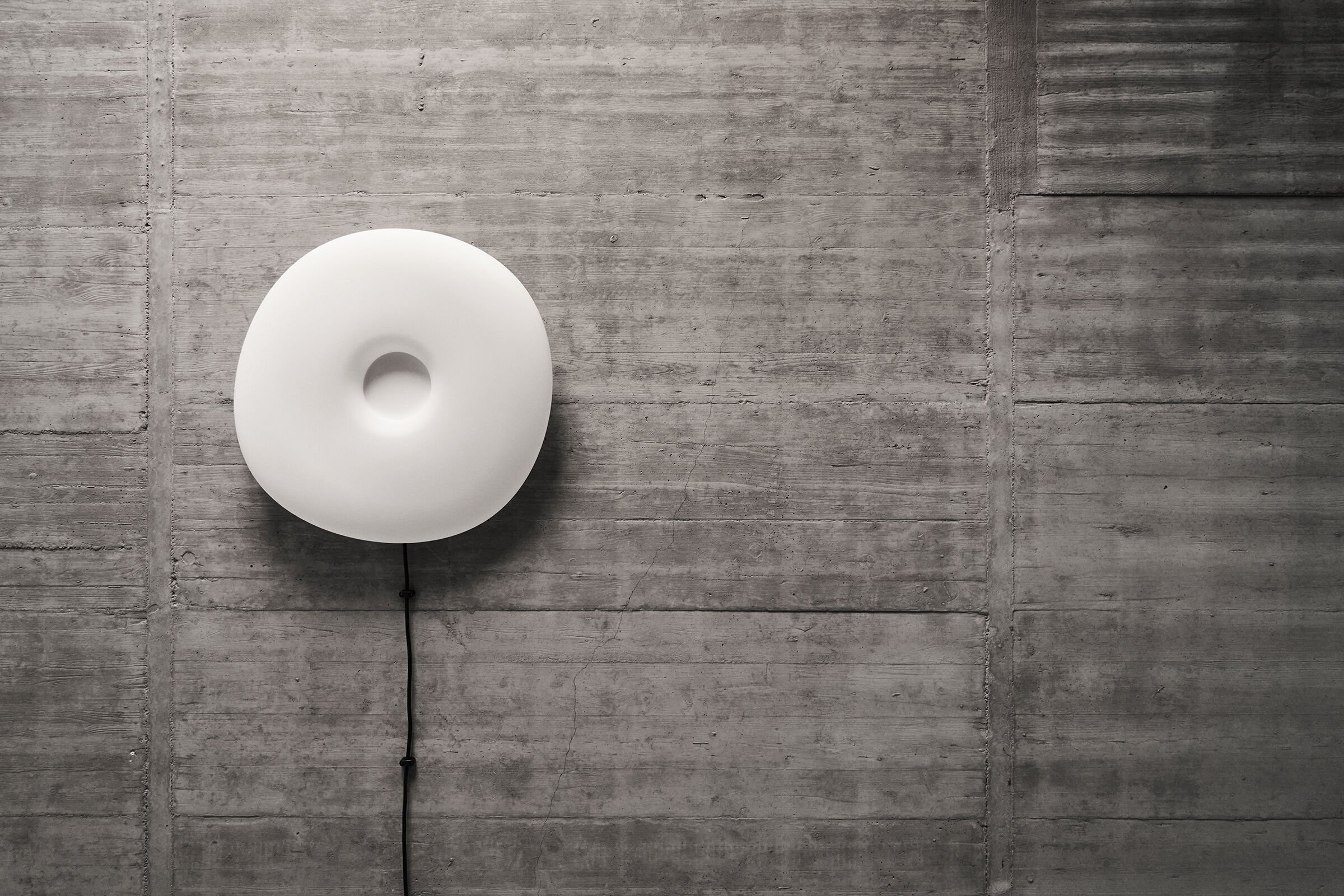 Surový styl a geometrická elegance bytu v Krakově