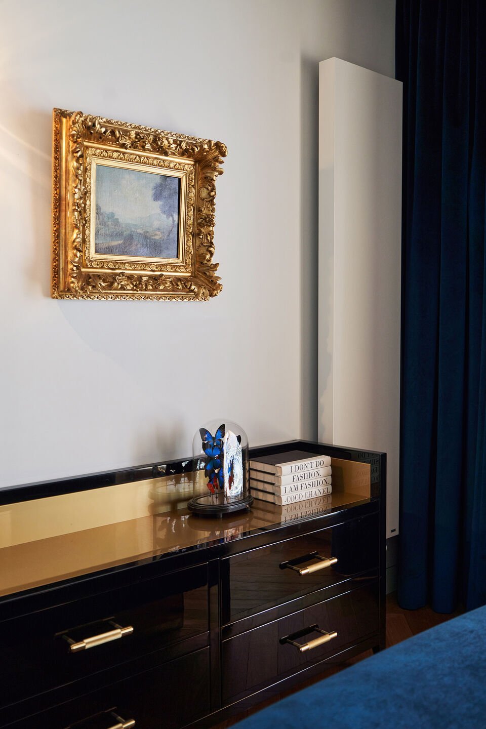 Surový styl a geometrická elegance bytu v Krakově