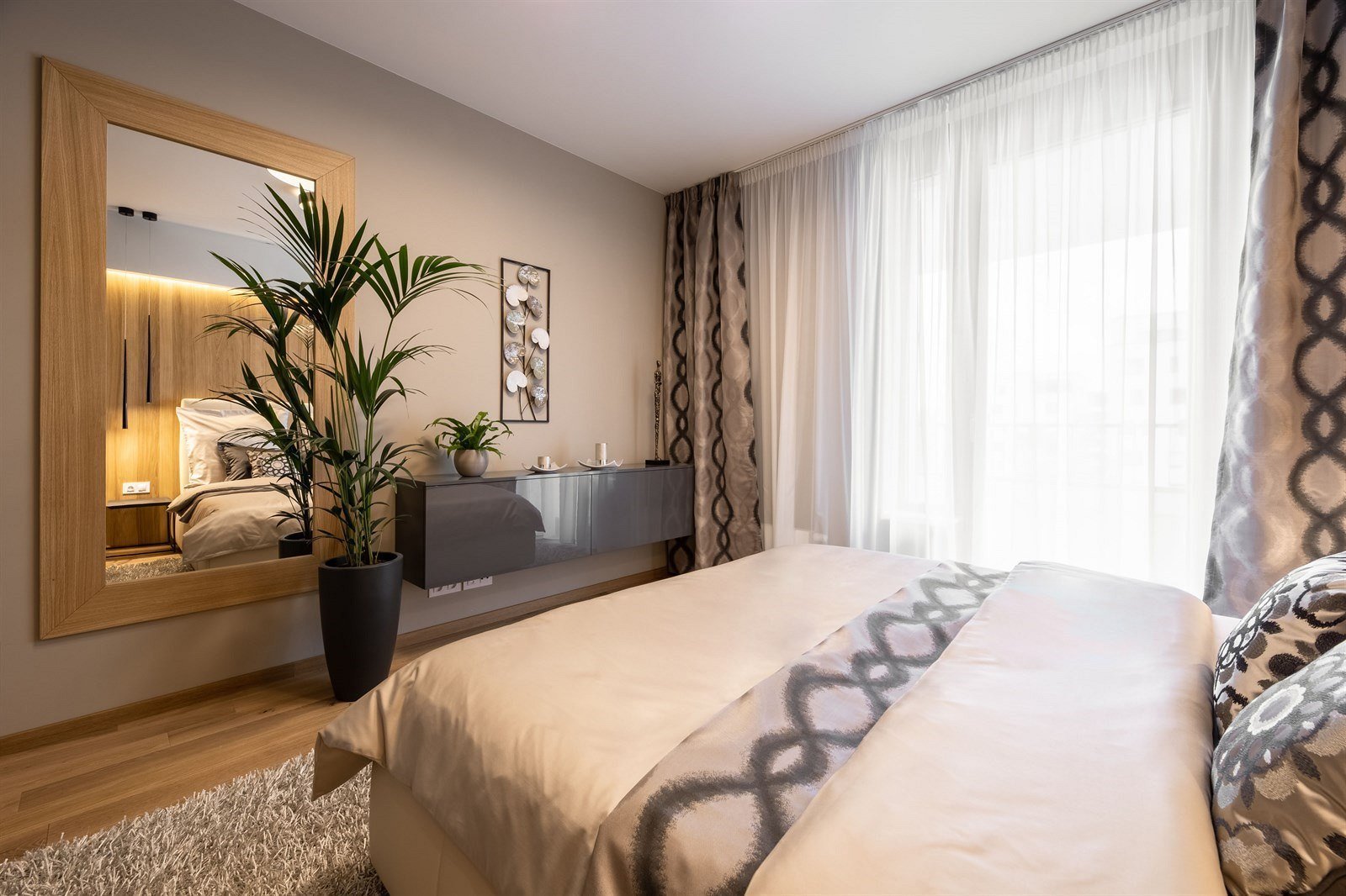 Tmavší barvy v interiéru? Inspirací je byt v Rezidenci Waltrovka