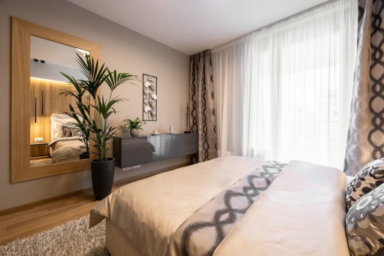 Tmavší barvy v interiéru? Inspirací je byt v Rezidenci Waltrovka