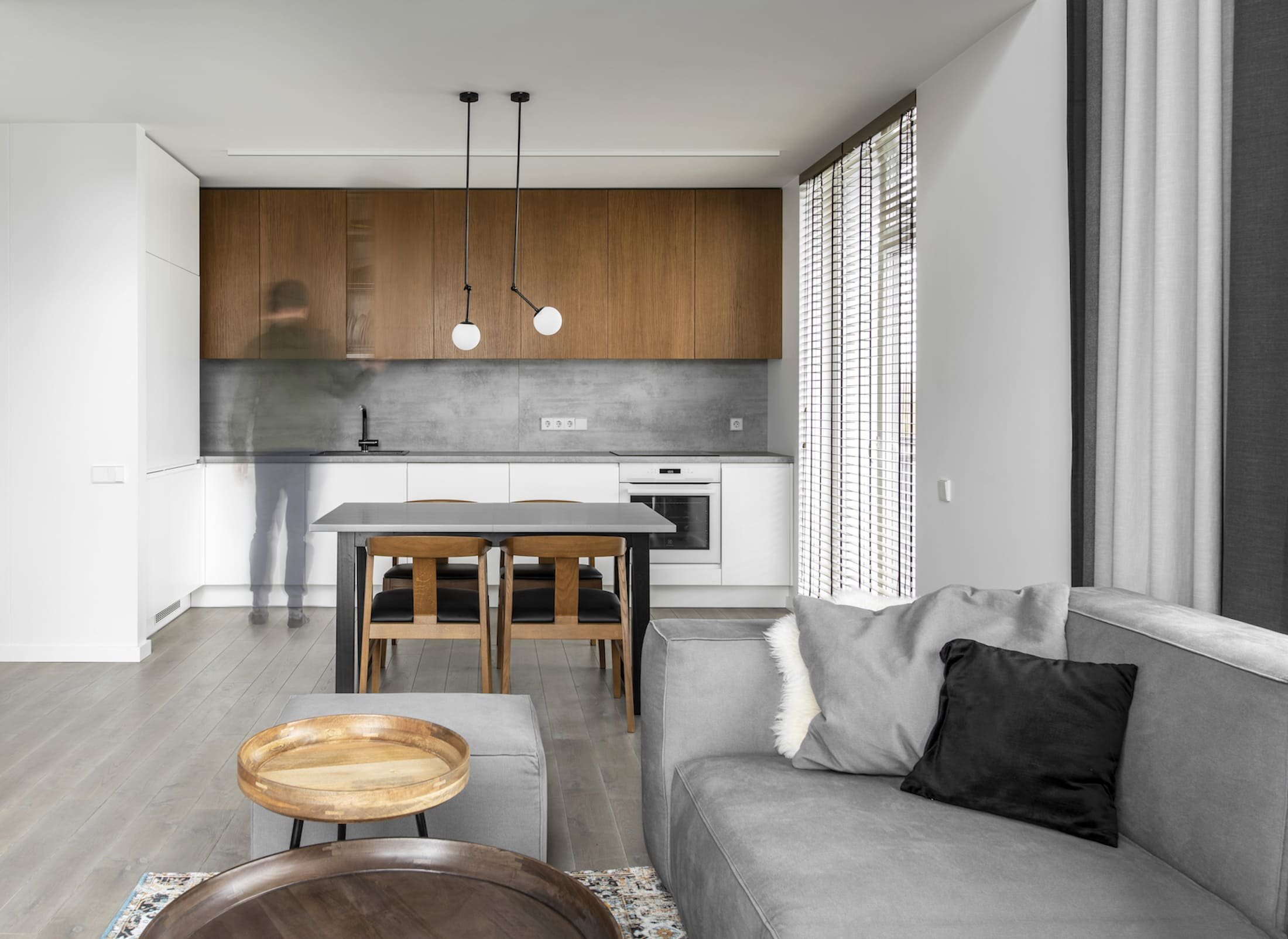 Útulný interiér se schodištěm z pletiva