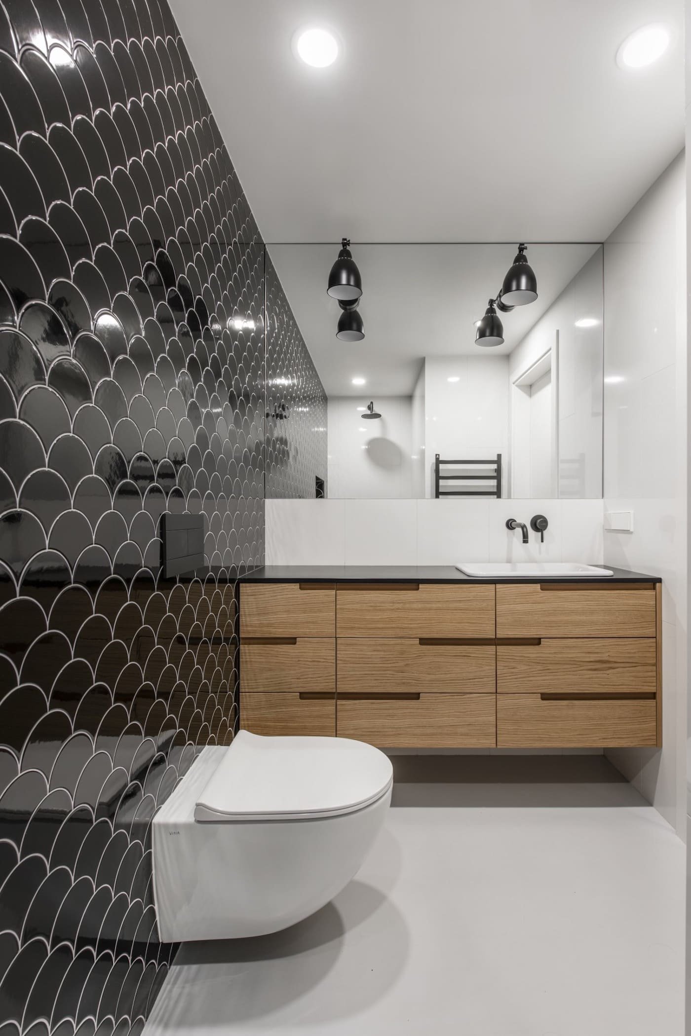 Útulný interiér se schodištěm z pletiva