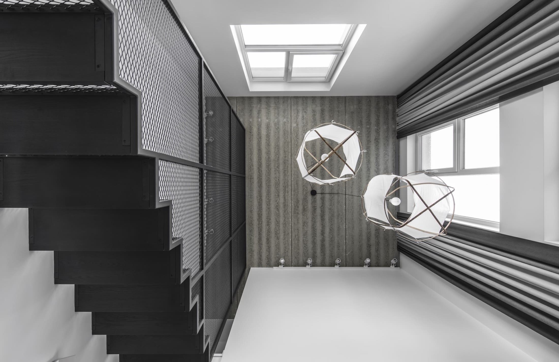 Útulný interiér se schodištěm z pletiva