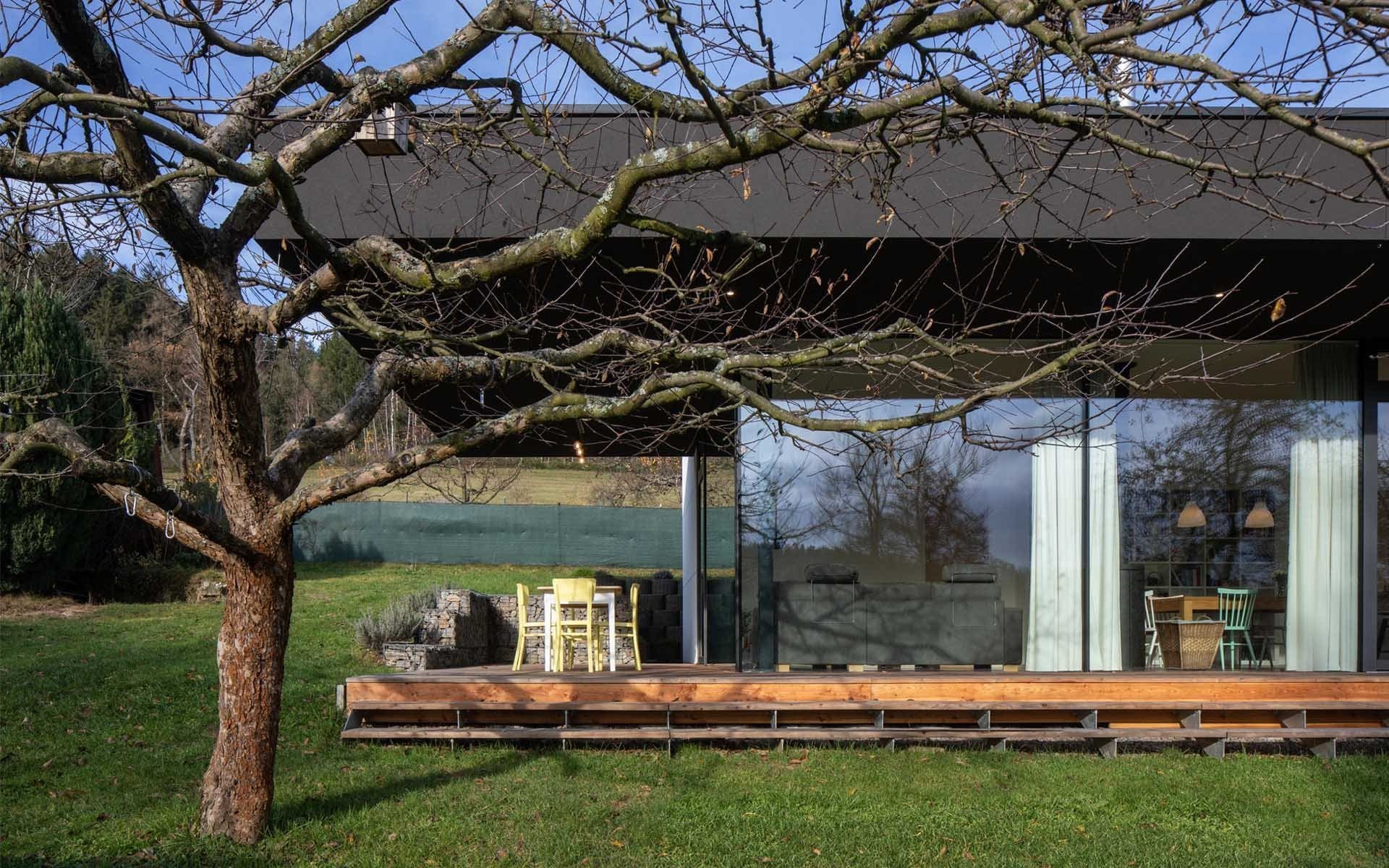 Velkoryse prosklený dům u Tiché Orlice