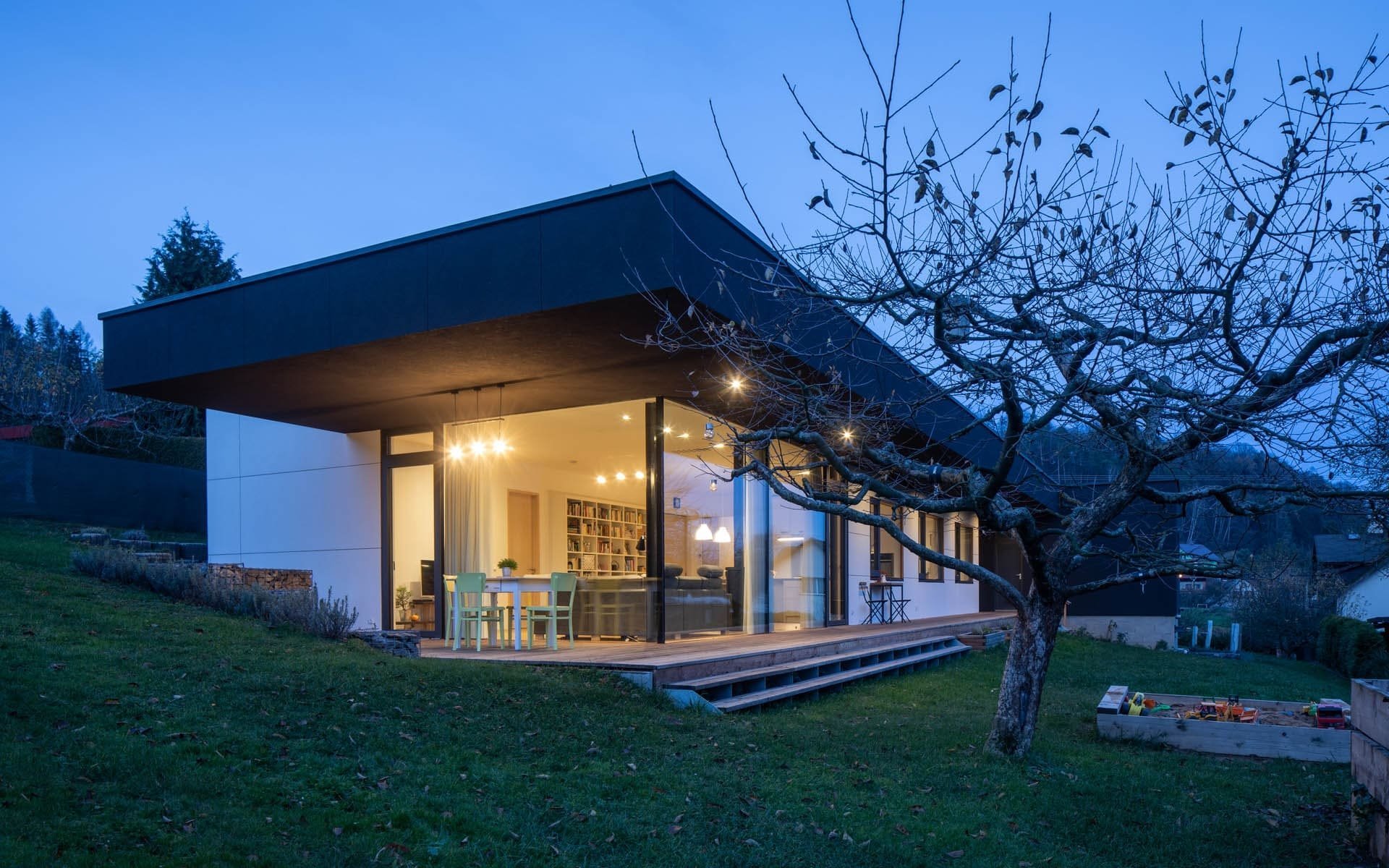 Velkoryse prosklený dům u Tiché Orlice