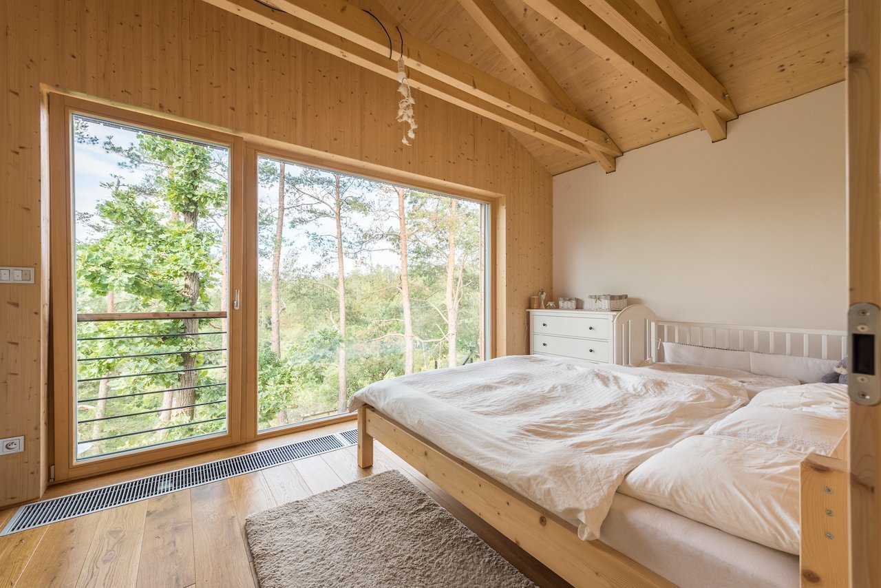 Vysněné bydlení v malém domku uprostřed lesů