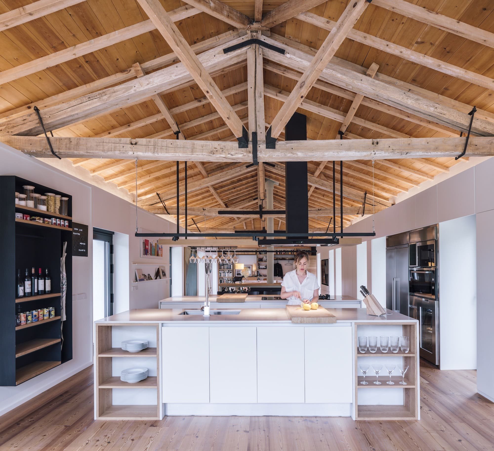 Hlavní obytná místnost otevřená do krovu spojuje kuchyni, jídelnu, obývací pokoj