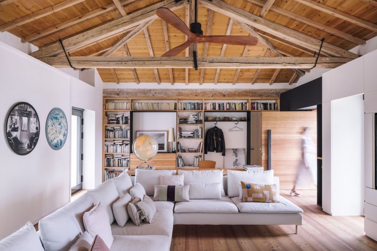 Interiér je rozdělený do třech zón