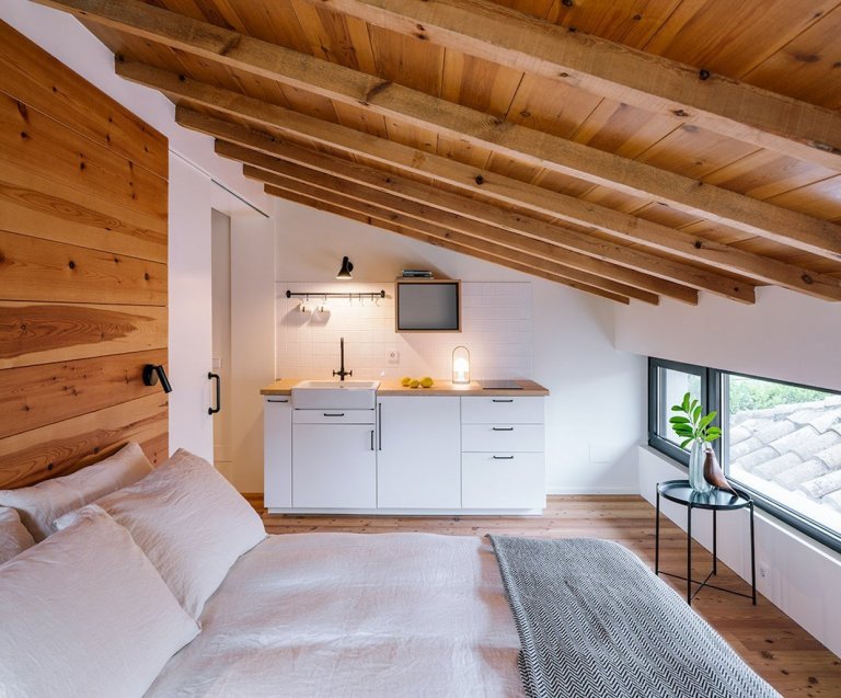 Dřevo významně dotváří v interiéru ložnice útulnou atmosféru