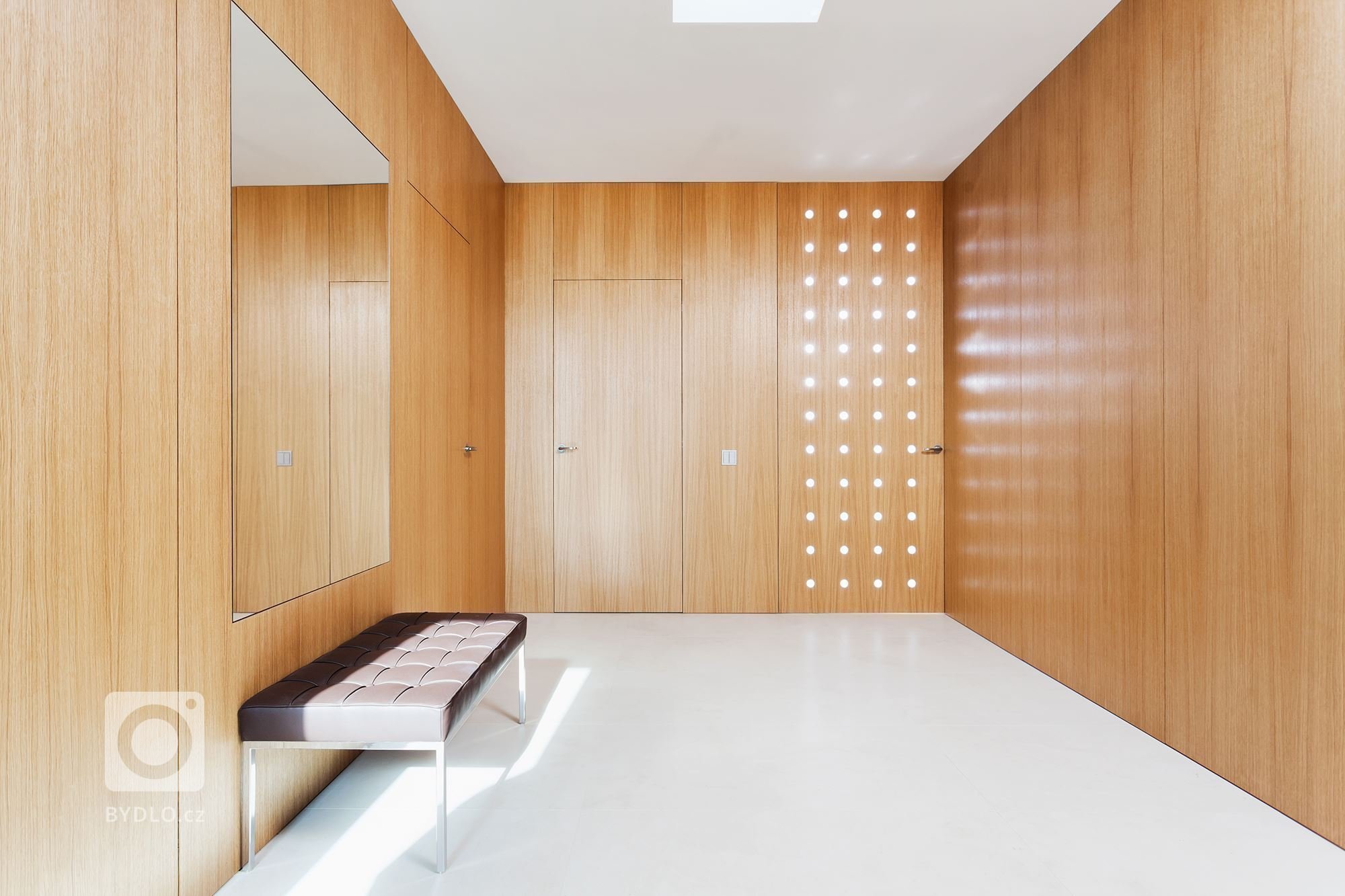 Projekt rodinného domu je koncipován tak, aby poskytl maximální soukromí jeho obyvatelům vůči svému okolí. Jednoduchost linií, čistota materiálů a střízlivá…