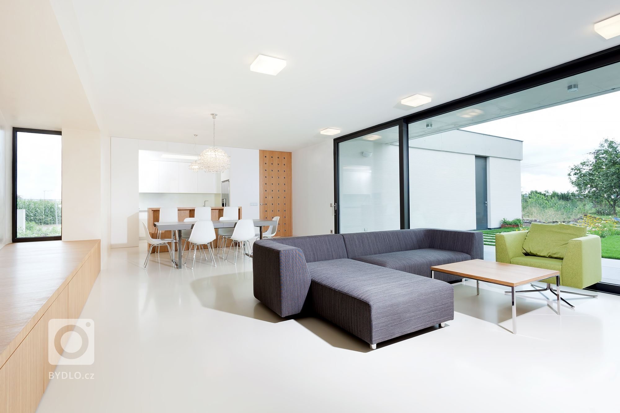 Projekt rodinného domu je koncipován tak, aby poskytl maximální soukromí jeho obyvatelům vůči svému okolí. Jednoduchost linií, čistota materiálů a střízlivá…