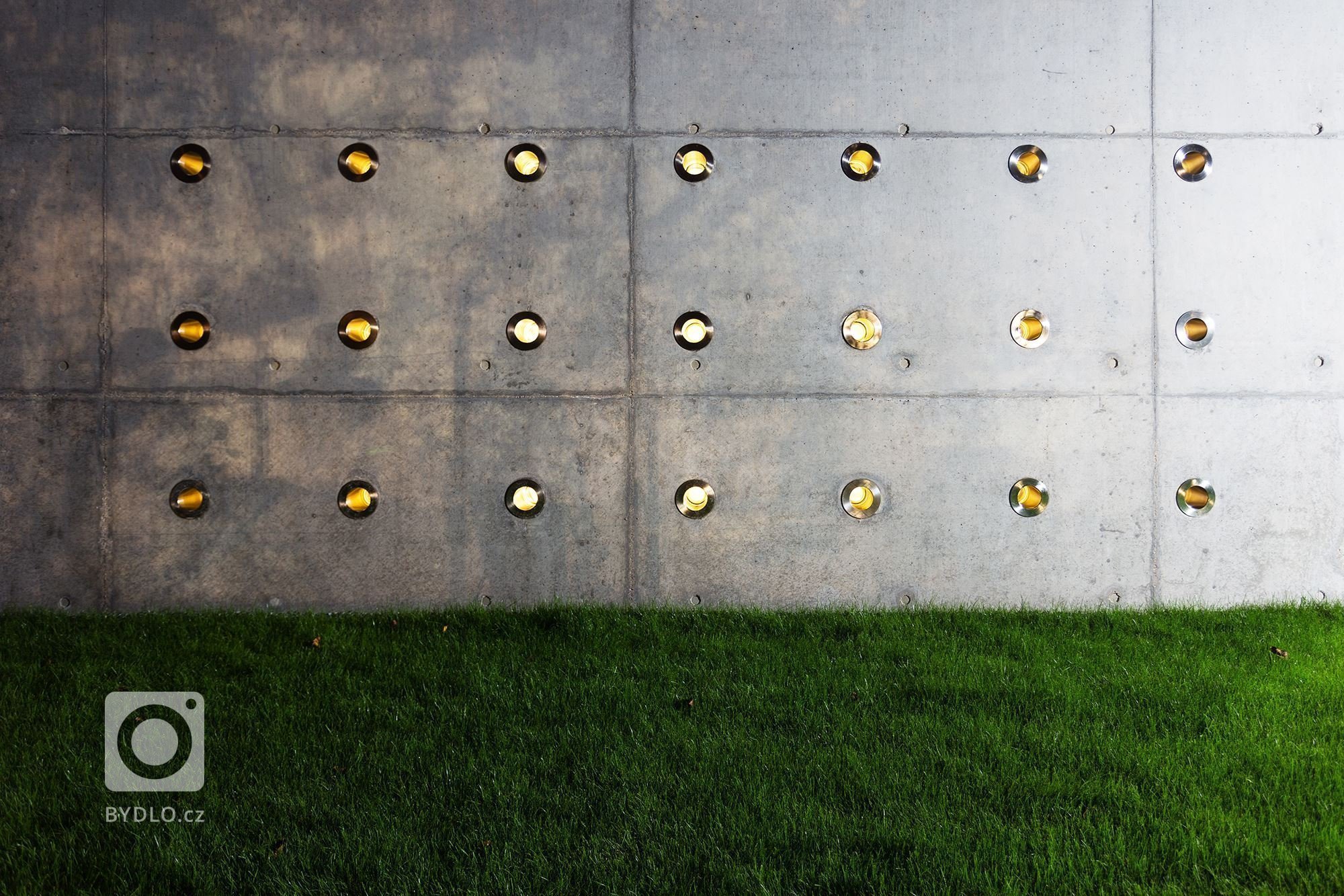 Projekt rodinného domu je koncipován tak, aby poskytl maximální soukromí jeho obyvatelům vůči svému okolí. Jednoduchost linií, čistota materiálů a střízlivá…