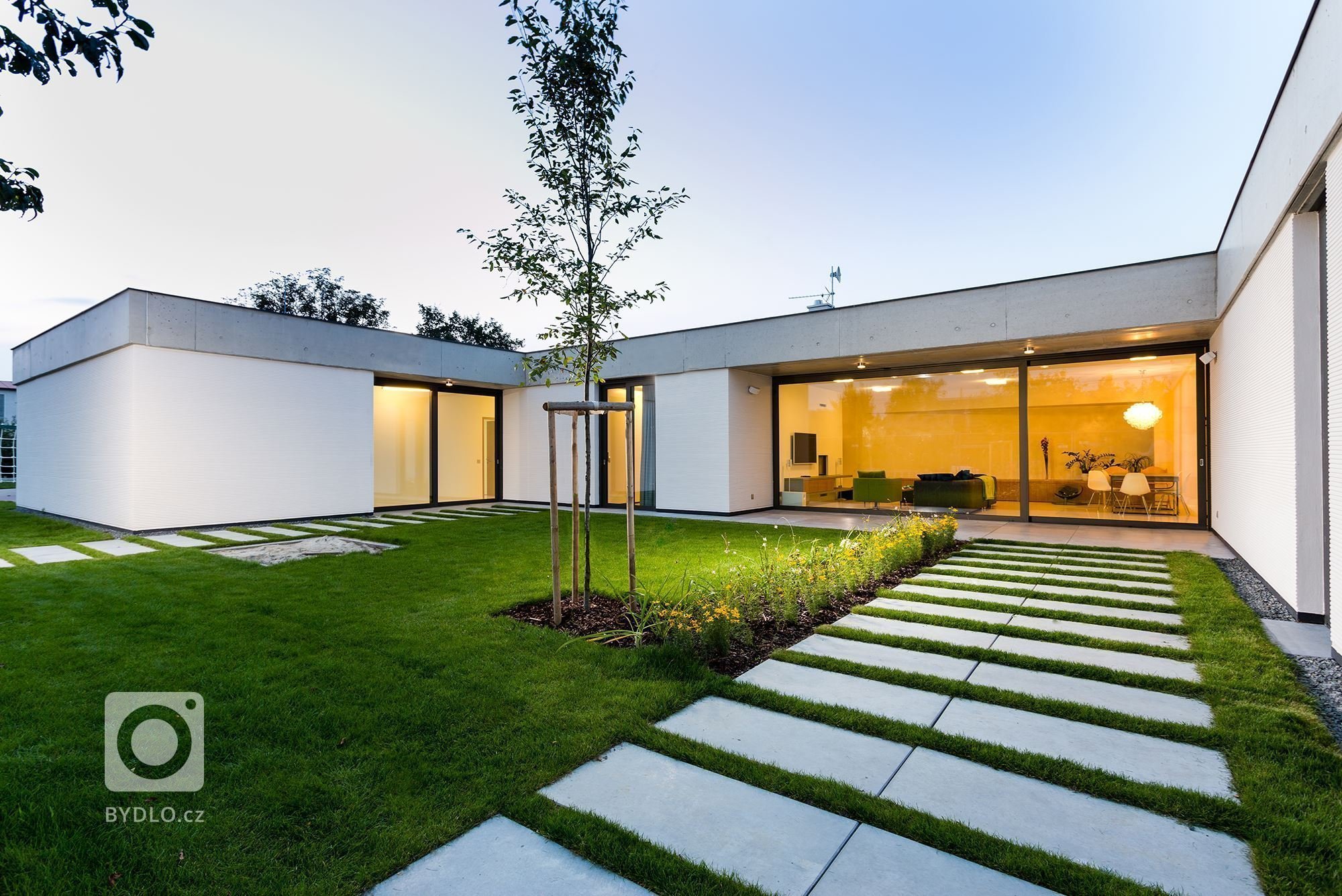 Projekt rodinného domu je koncipován tak, aby poskytl maximální soukromí jeho obyvatelům vůči svému okolí. Jednoduchost linií, čistota materiálů a střízlivá…