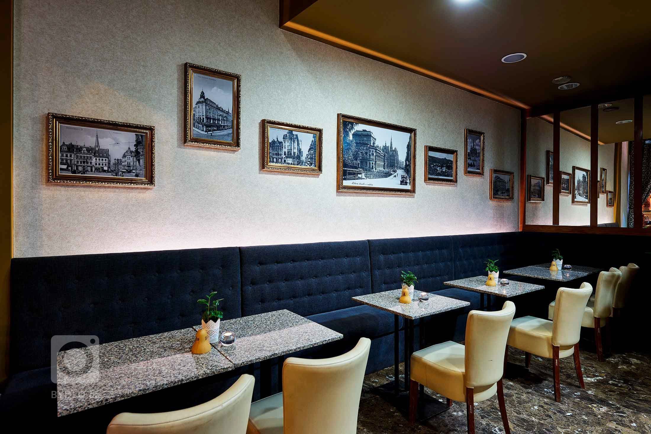 &bdquo;Dobová secesní kavárna s moderním lookem.&ldquo;

Barvy luxusu ve zlatých a hnědých tónech, exklusivní tapety, zámecké závěsy a to vše doladěné husím…