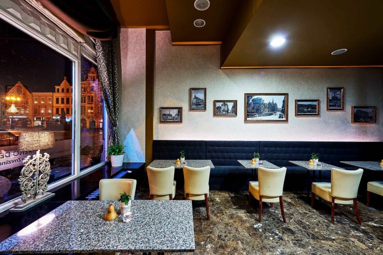 &bdquo;Dobová secesní kavárna s moderním lookem.&ldquo;

Barvy luxusu ve zlatých a hnědých tónech, exklusivní tapety, zámecké závěsy a to vše doladěné husím…