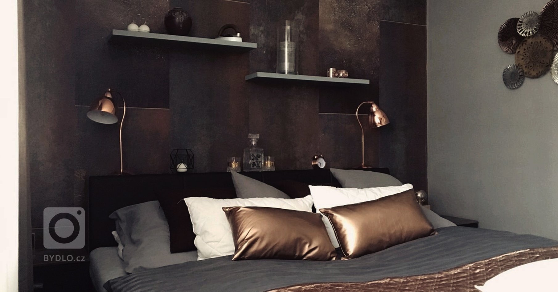 &bdquo;Tmavá ložnice jako doupě pro kvalitní spánek.&ldquo;

Kovové tóny s elegantním měděným akcentem, který je podpořen detaily retro žárovkového osvětlení…