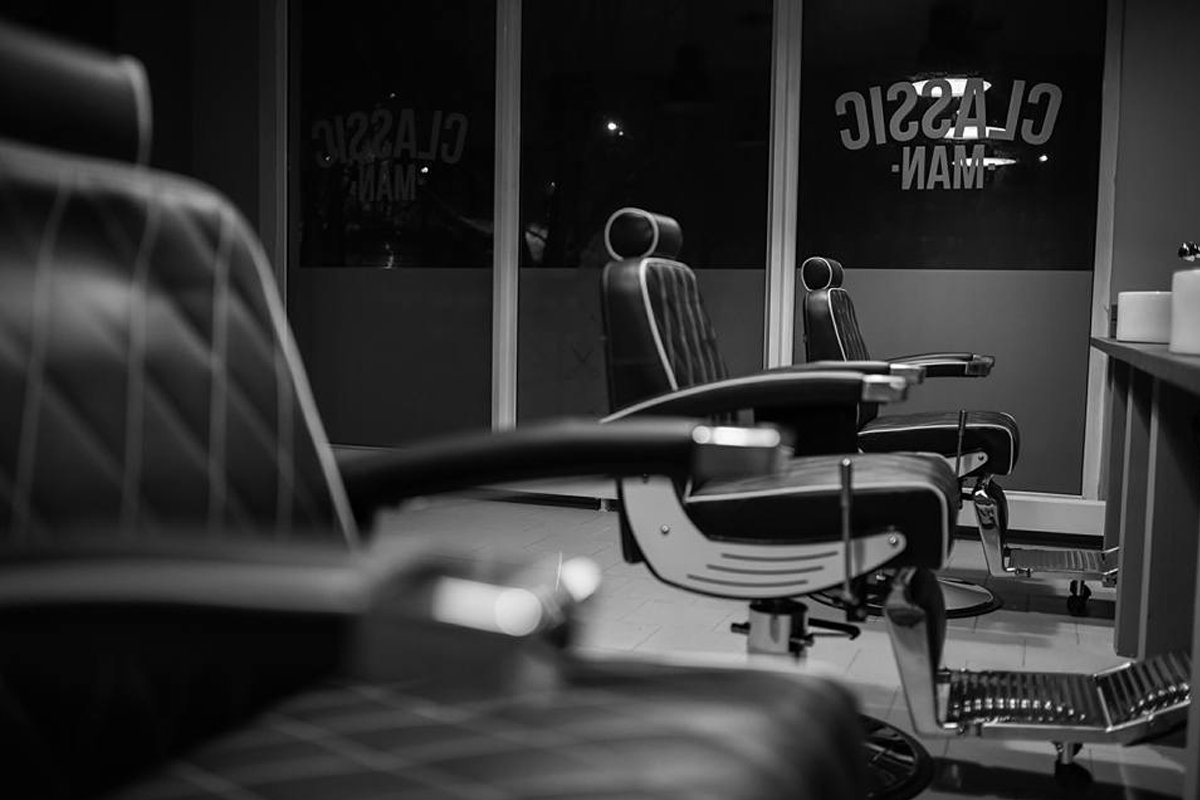 Barber shop je navržen v konceptu tmavých tónů, černých a šedých odstínů a ty jsou doplněné kovovými detaily, industriálními světly, zrcadly,…