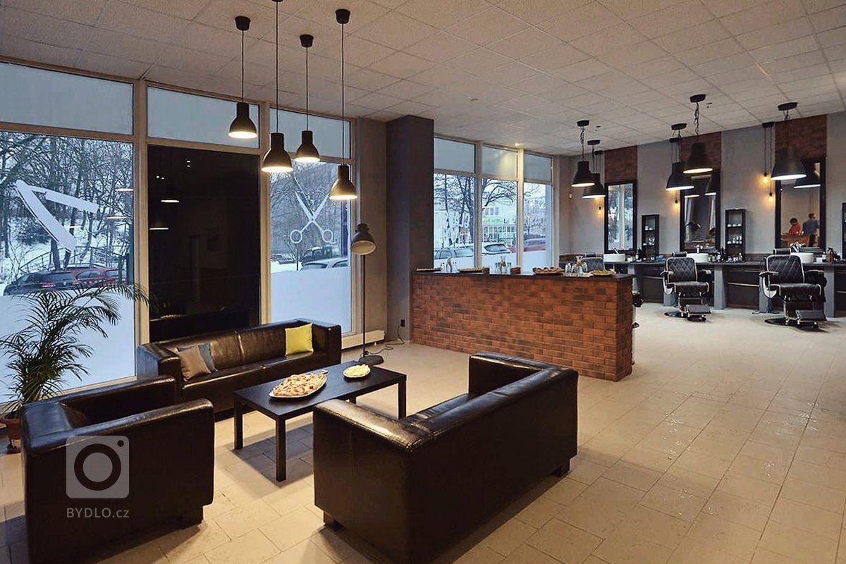 Barber shop je navržen v&nbsp;konceptu tmavých tónů, černých a&nbsp;šedých odstínů a&nbsp;ty jsou doplněné kovovými detaily, industriálními světly, zrcadly,…